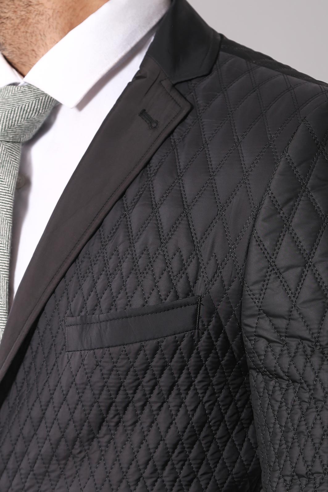 Chaqueta acolchada de 3 bolsillos y 2 botones, abrigo corto negro - Wessi