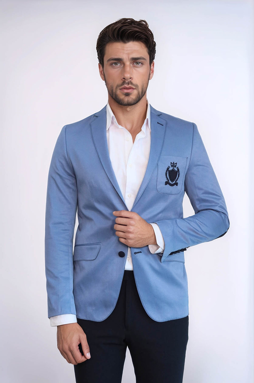 Chaqueta azul de algodón con escudo y 2 botones y 3 bolsillos