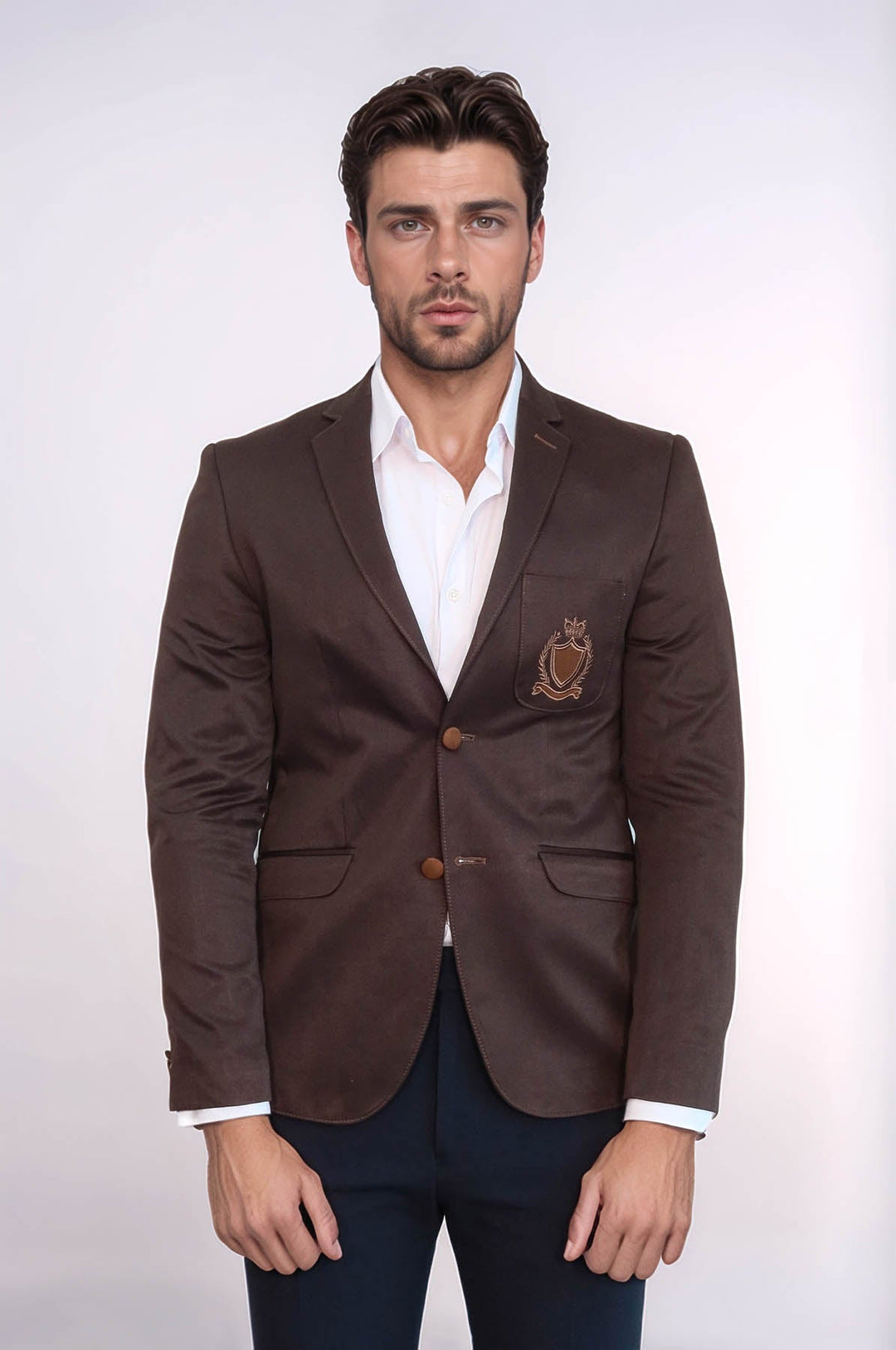 Chaqueta marrón de algodón con escudo y 2 botones y 3 bolsillos