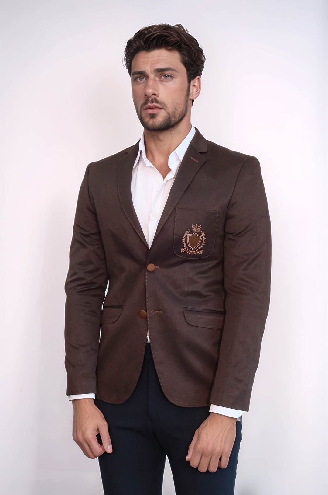 Chaqueta marrón de algodón con escudo y 2 botones y 3 bolsillos