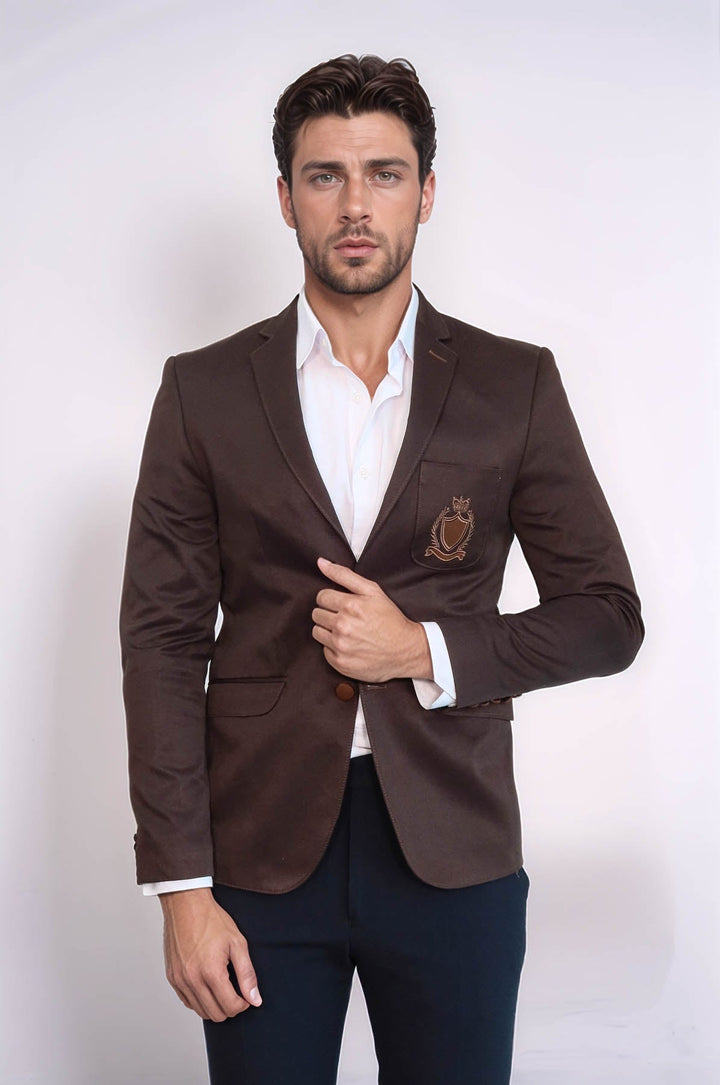 Chaqueta marrón de algodón con escudo y 2 botones y 3 bolsillos
