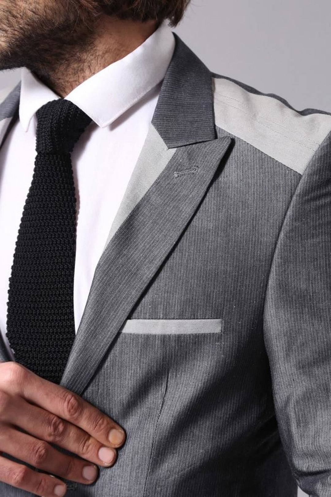 Chaqueta gris con cuello en punta y bolsillo tipo bolso con dos botones - Wessi