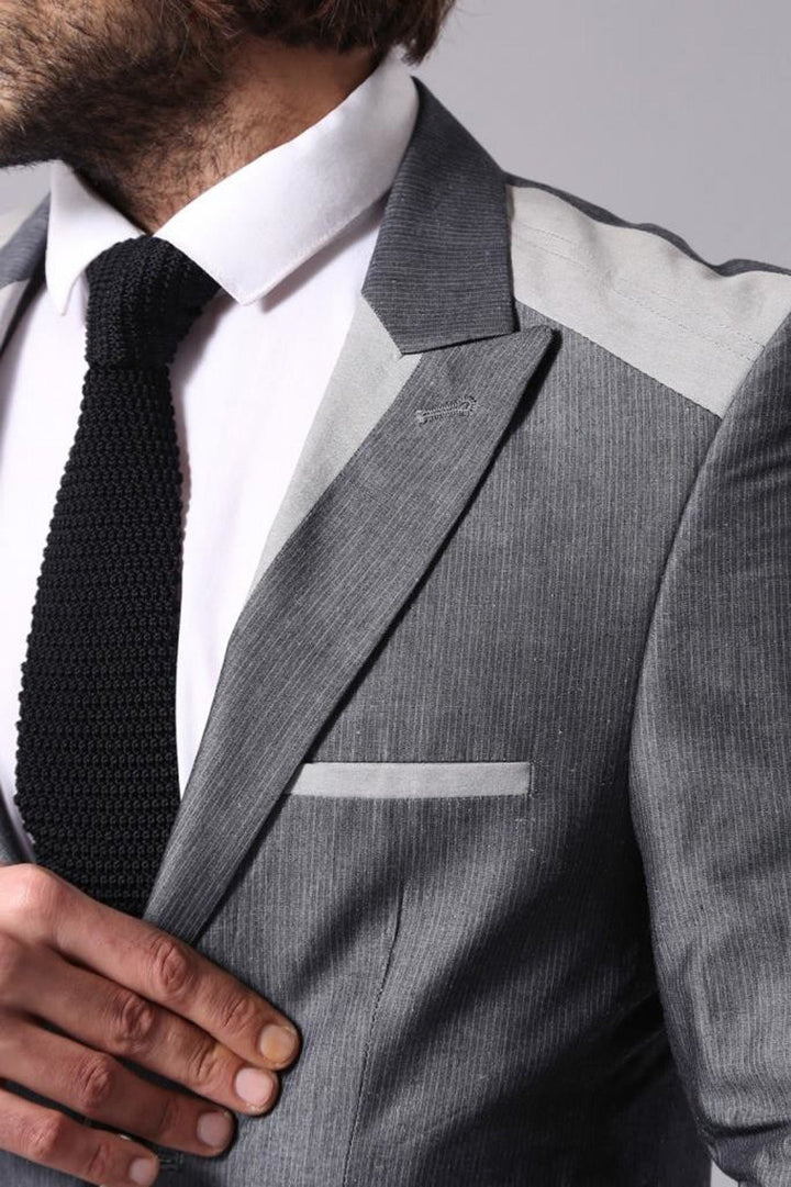 Chaqueta gris con cuello en punta y bolsillo tipo bolso con dos botones - Wessi