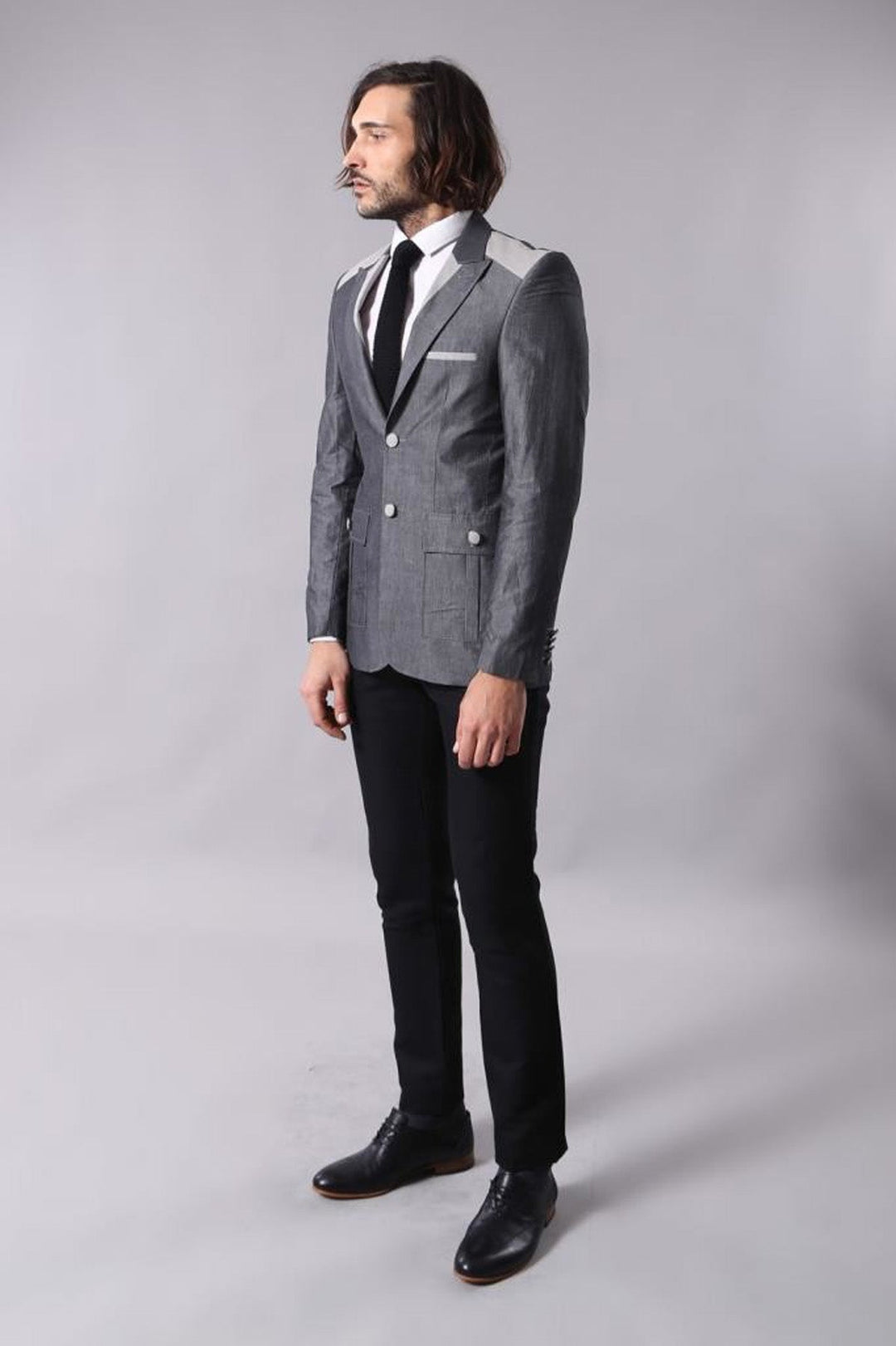 Chaqueta gris con cuello en punta y bolsillo tipo bolso con dos botones - Wessi