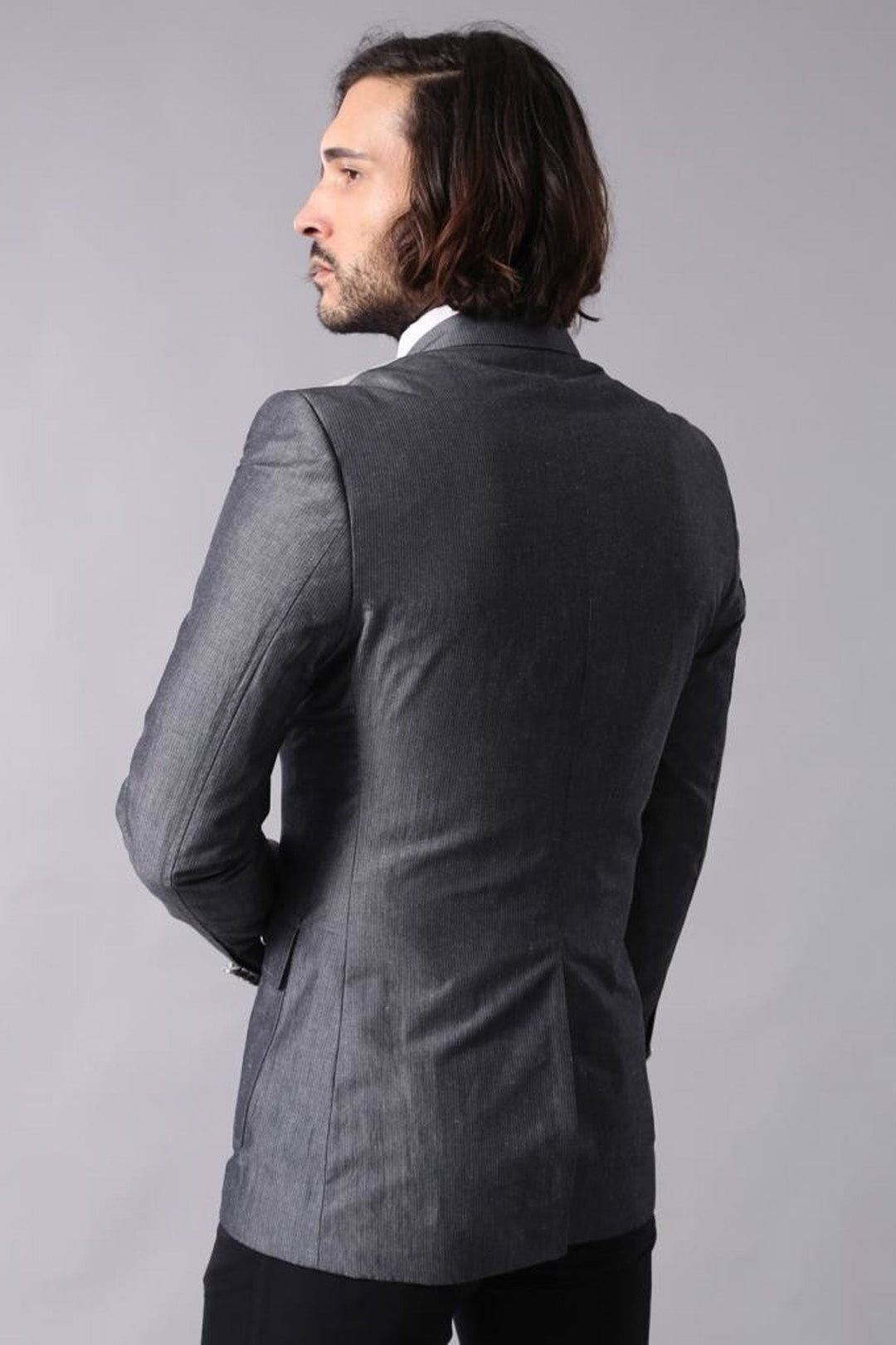 Chaqueta gris con cuello en punta y bolsillo tipo bolso con dos botones - Wessi
