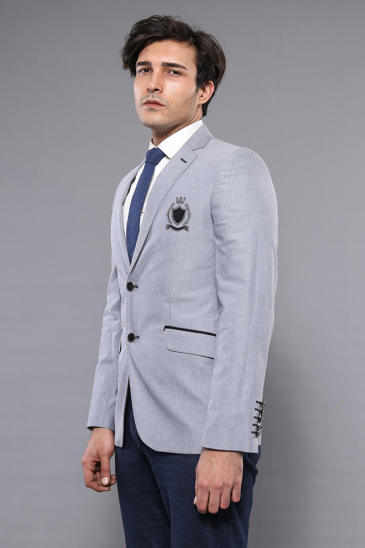 Chaqueta gris claro con solapa mono con dos botones y escudo - Wessi