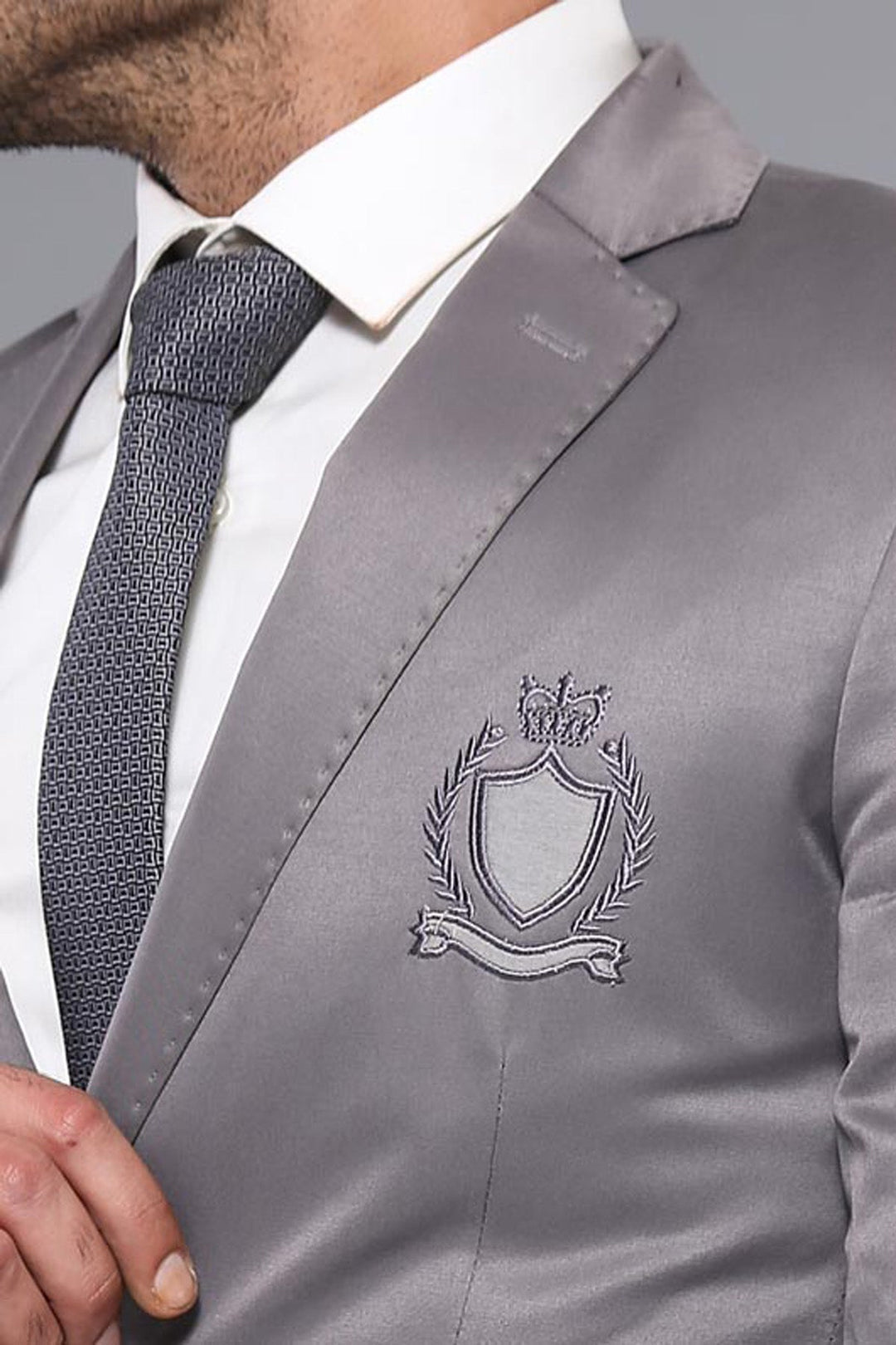 Chaqueta ahumada clara con solapa mono con dos botones y escudo - Wessi