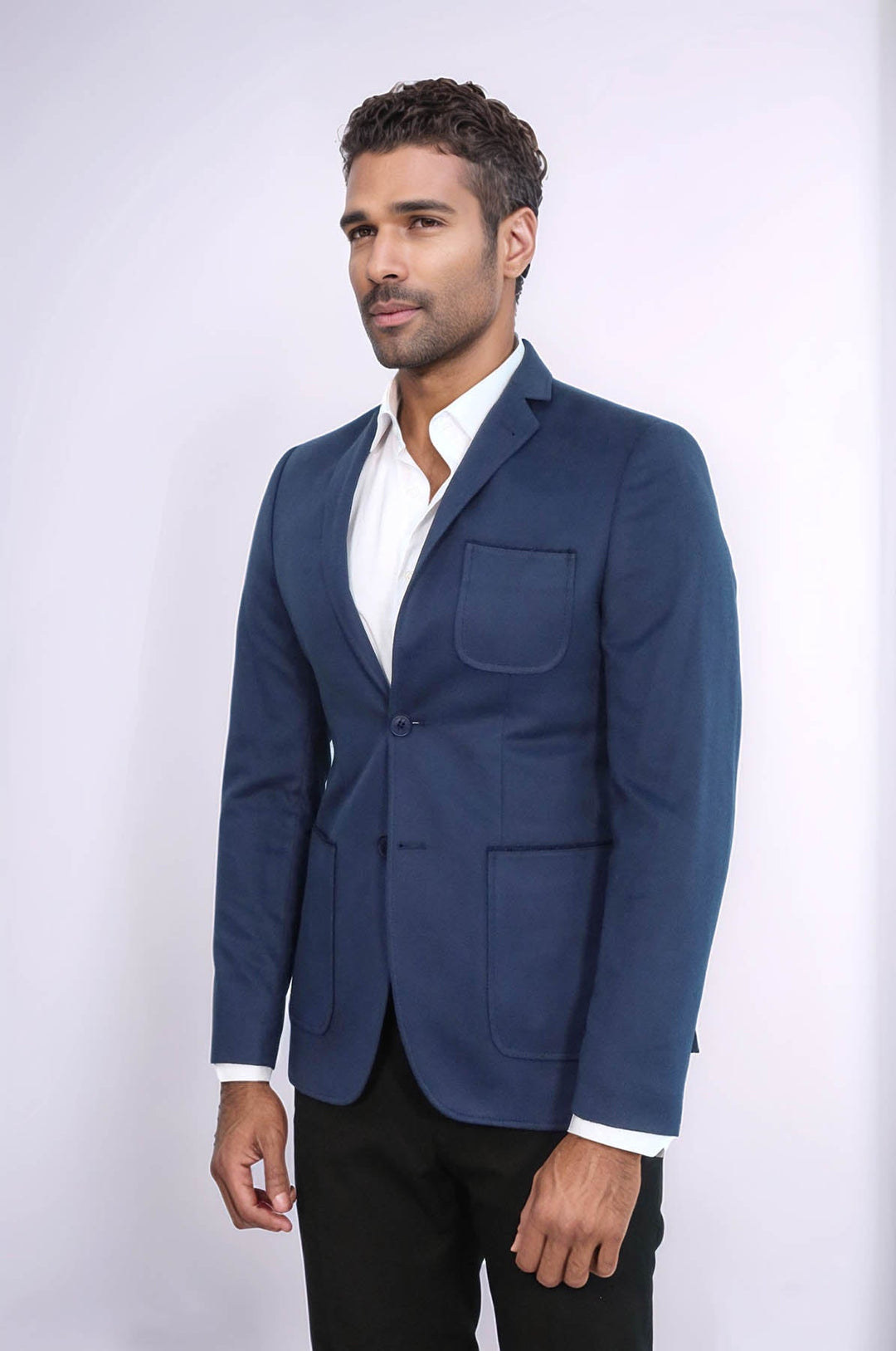 Chaqueta azul marino de corte entallado y modelada | Wessi - Wessi