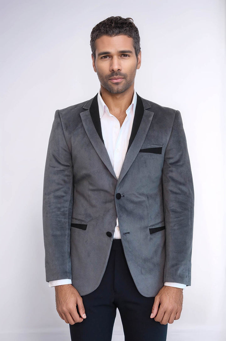 Chaqueta de terciopelo gris con ribetes y bolsillos con dos botones