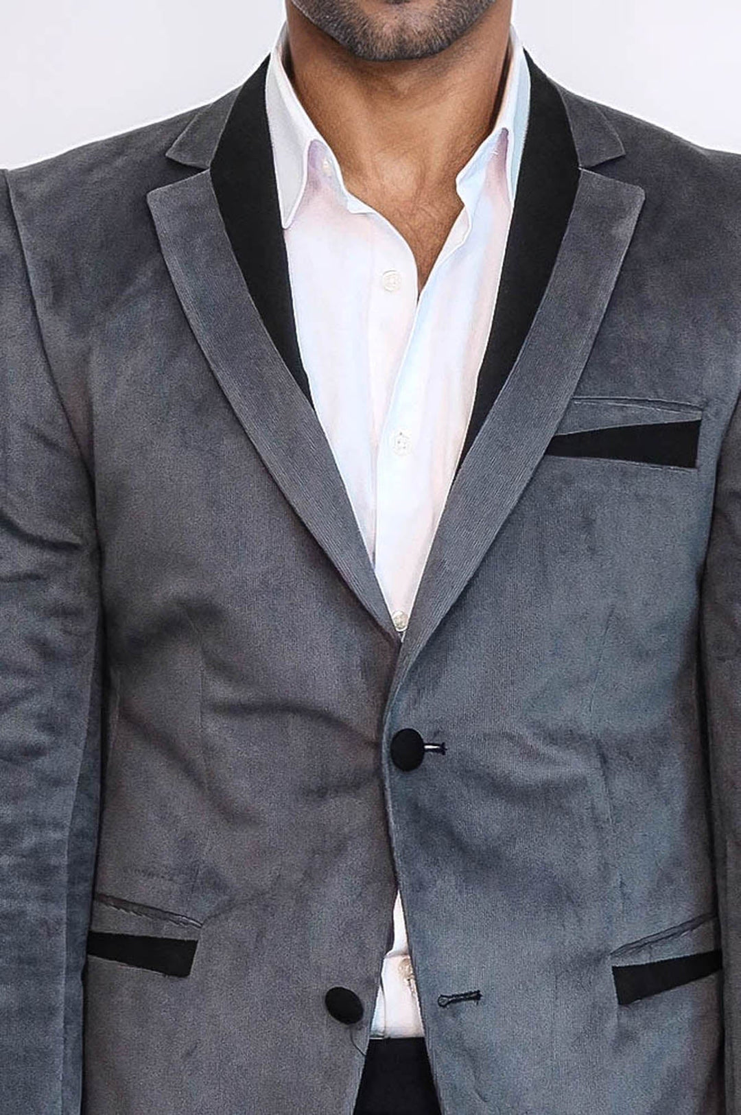 Chaqueta de terciopelo gris con ribetes y bolsillos con dos botones