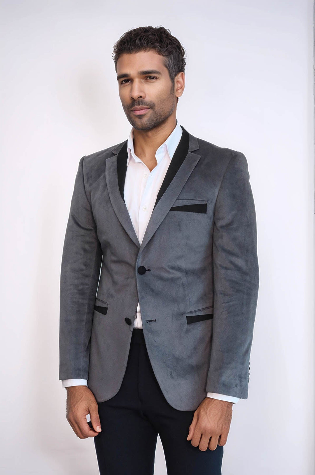 Chaqueta de terciopelo gris con ribetes y bolsillos con dos botones