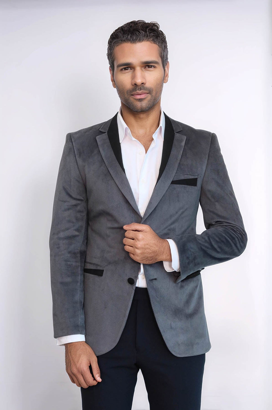 Chaqueta de terciopelo gris con ribetes y bolsillos con dos botones
