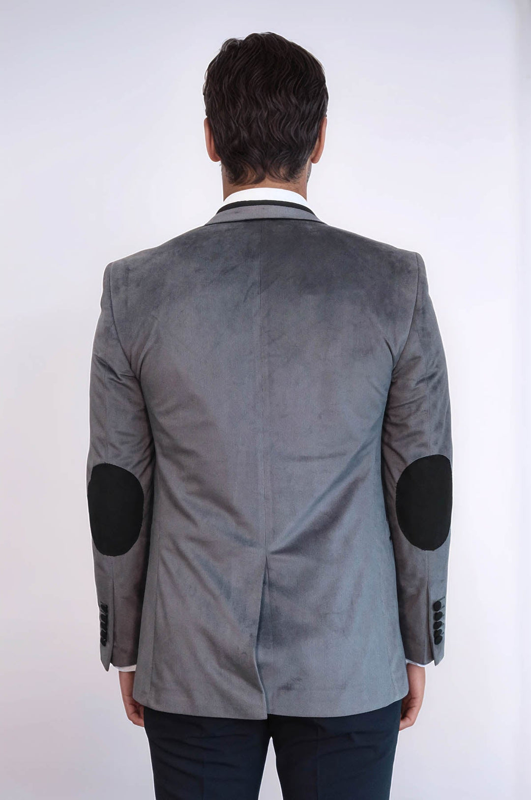 Chaqueta de terciopelo gris con ribetes y bolsillos con dos botones
