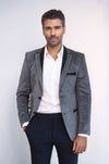 Chaqueta de terciopelo gris con ribetes y bolsillos con dos botones
