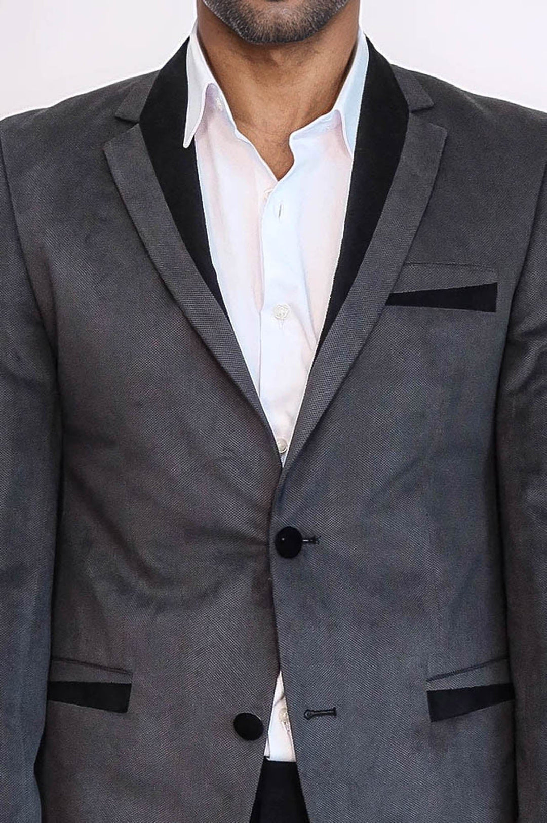 Chaqueta de terciopelo gris con ribetes y bolsillos con dos botones