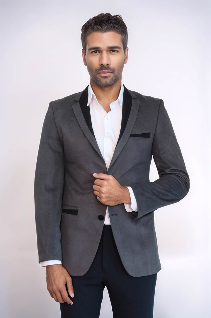 Chaqueta de terciopelo gris con ribetes y bolsillos con dos botones