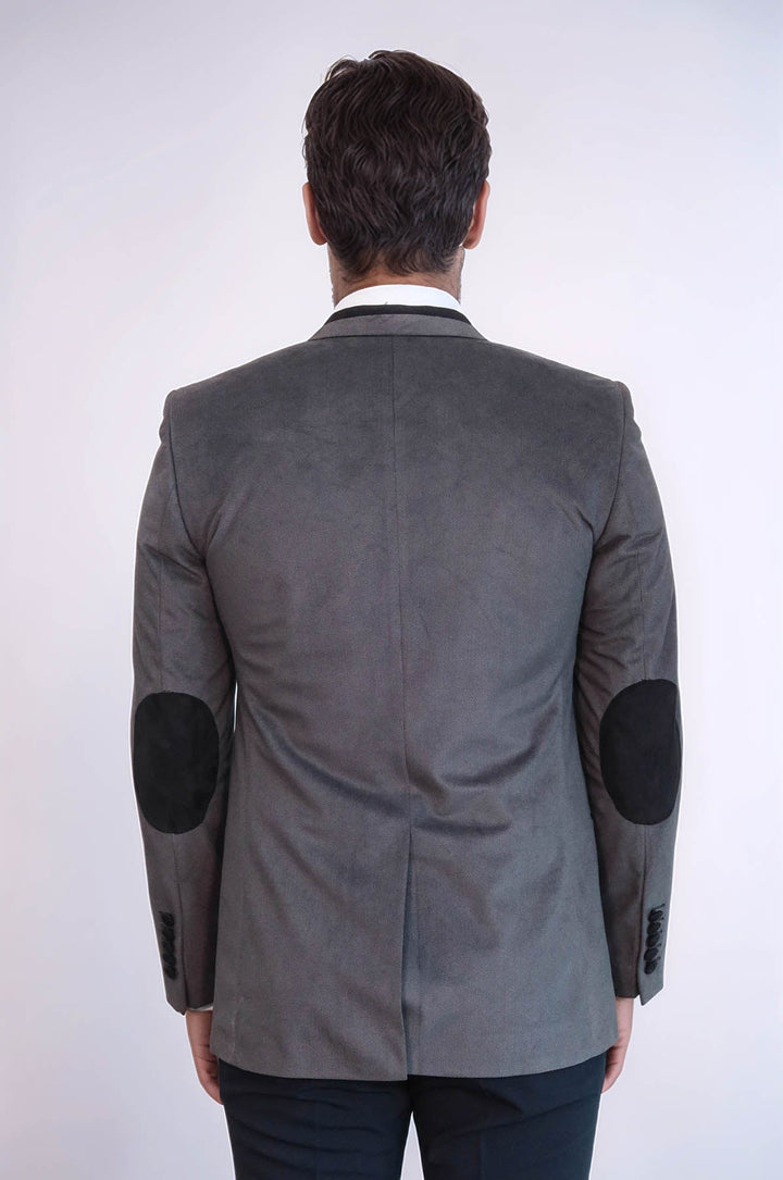 Chaqueta de terciopelo gris con ribetes y bolsillos con dos botones