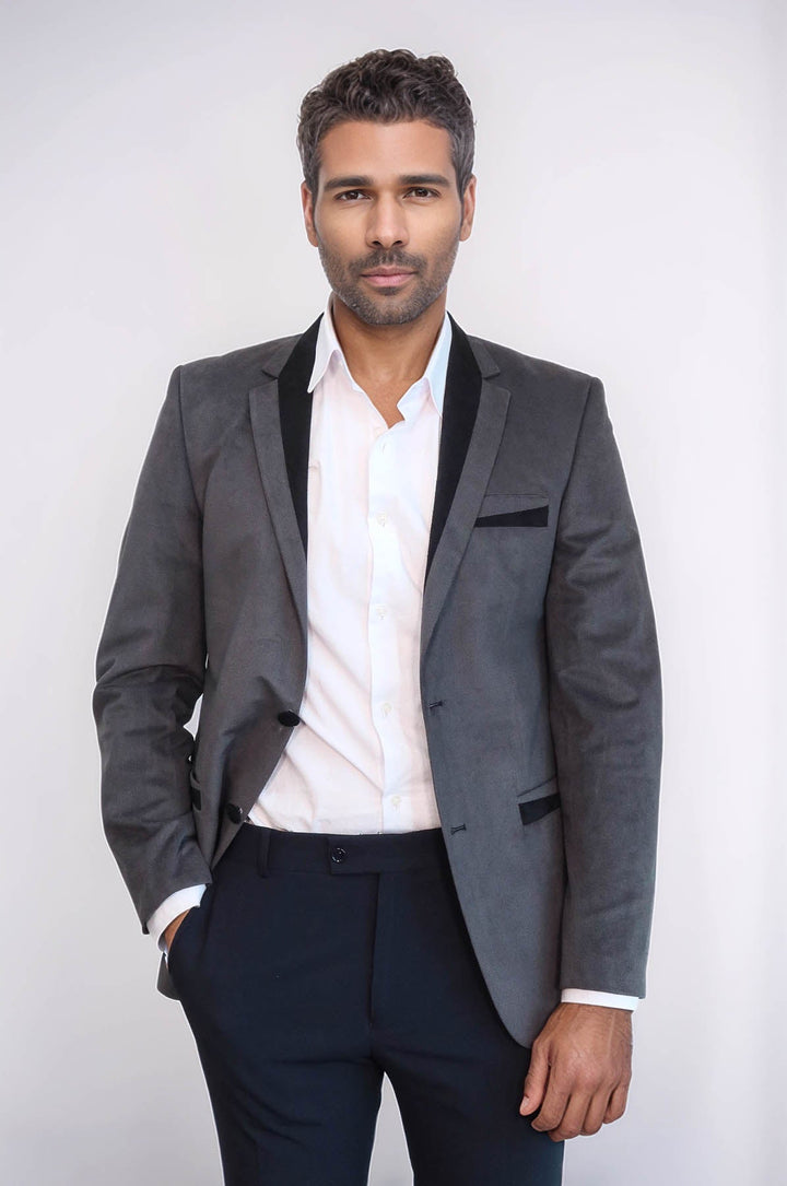 Chaqueta de terciopelo gris con ribetes y bolsillos con dos botones