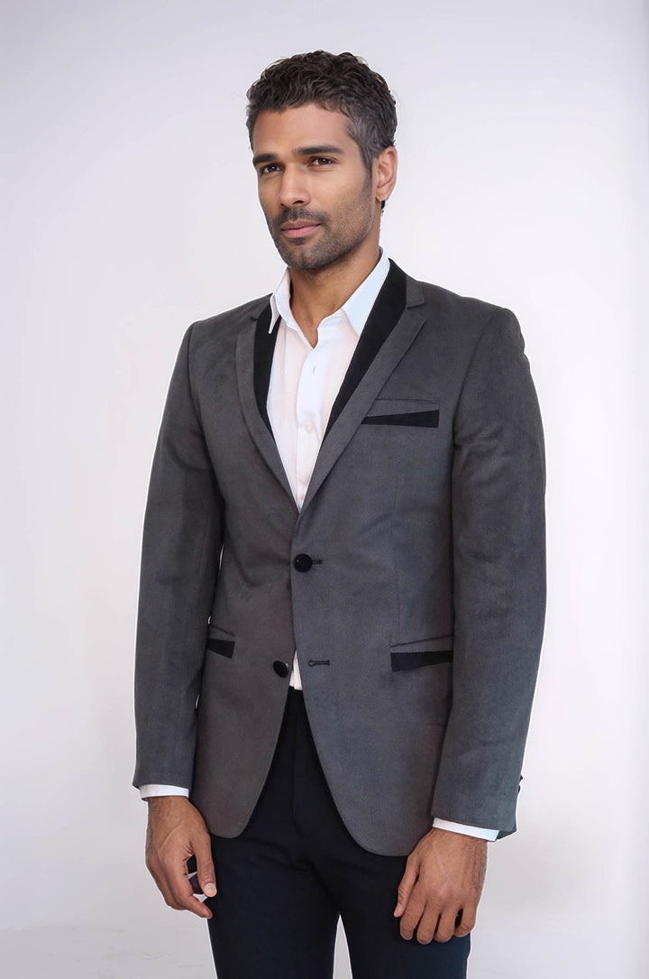 Chaqueta de terciopelo gris con ribetes y bolsillos con dos botones