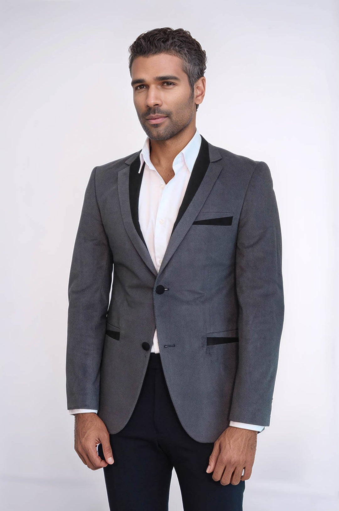 Chaqueta de terciopelo gris con ribetes y bolsillos con dos botones
