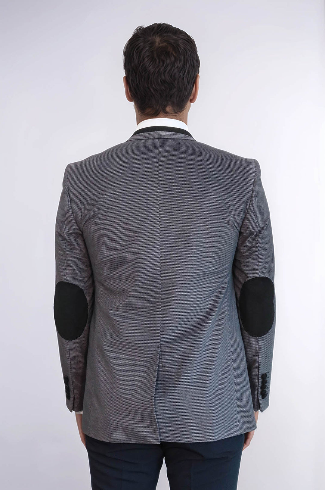 Chaqueta de terciopelo gris con ribetes y bolsillos con dos botones