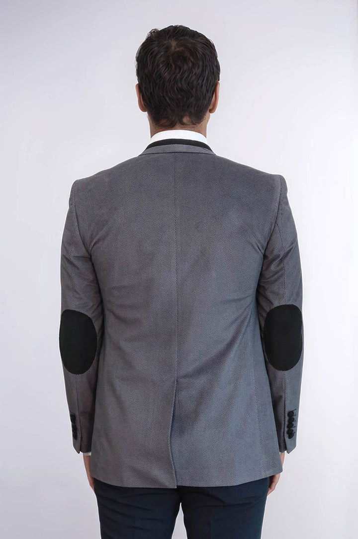 Chaqueta de terciopelo gris con ribetes y bolsillos con dos botones