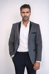 Chaqueta de terciopelo gris con ribetes y bolsillos con dos botones