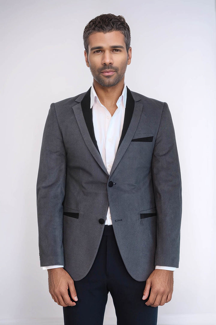 Chaqueta de terciopelo gris con ribetes y bolsillos con dos botones
