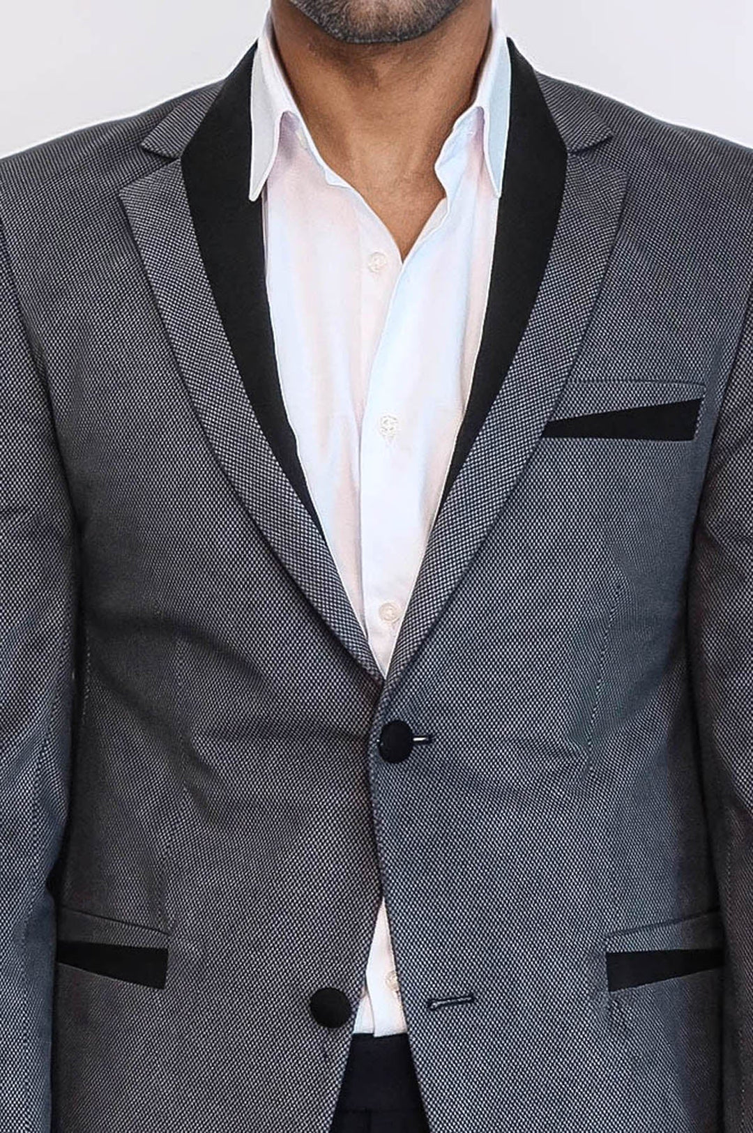 Chaqueta de terciopelo gris con ribetes y bolsillos con dos botones