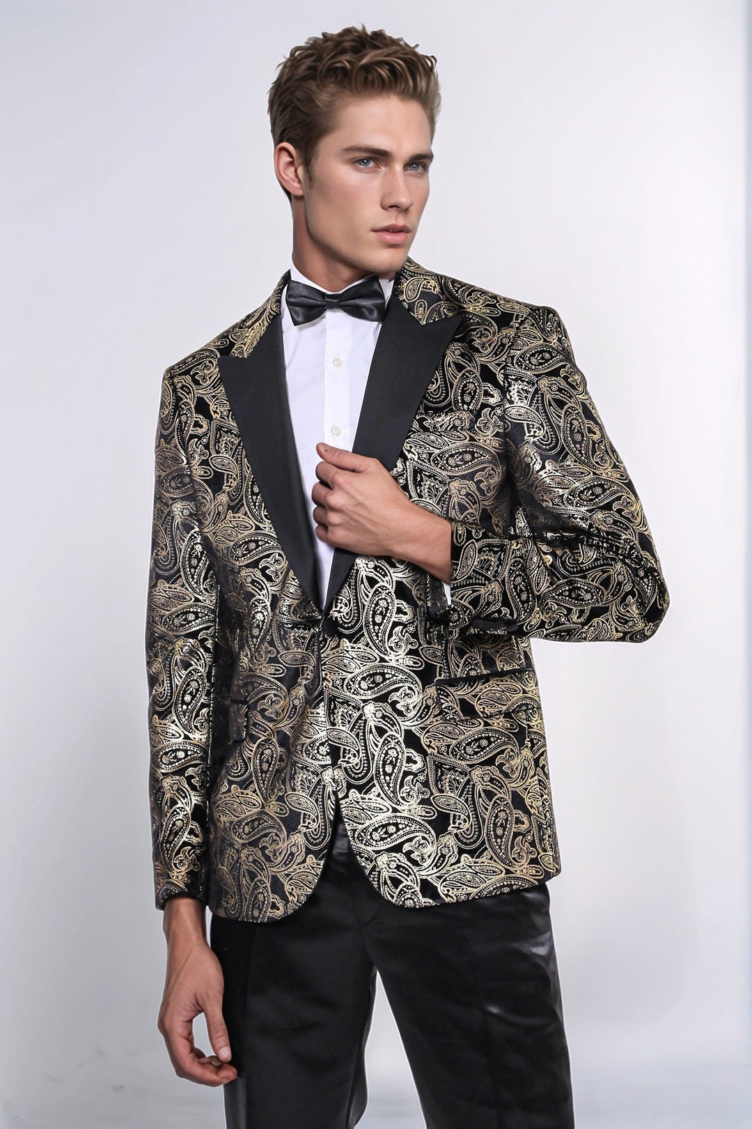 Blazer de esmoquin negro con estampado de cachemira dorada y corte entallado para hombre