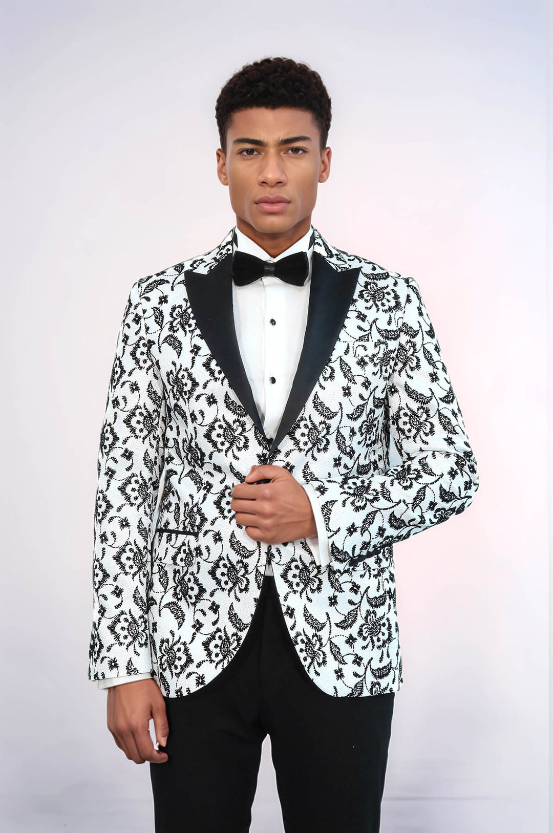 Blazer de fiesta para hombre con solapa de pico y estampado floral en color blanco - Wessi