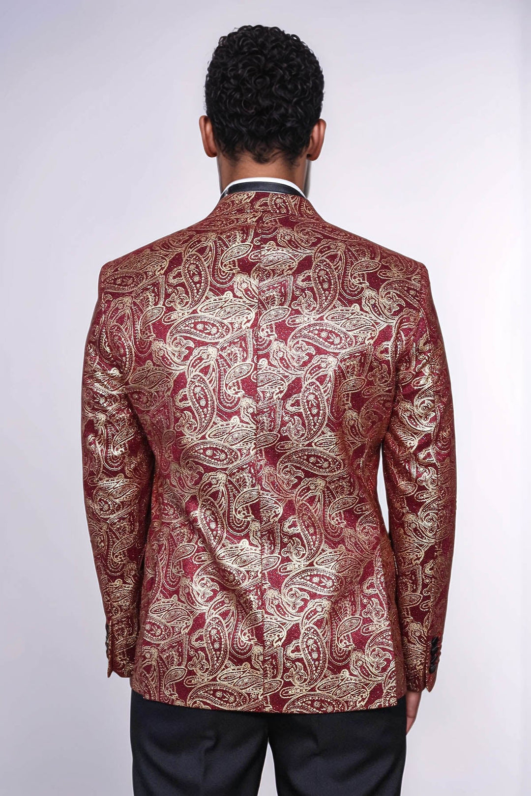 Blazer de fiesta para hombre en color burdeos con solapa de pico y estampado de cachemira - Wessi