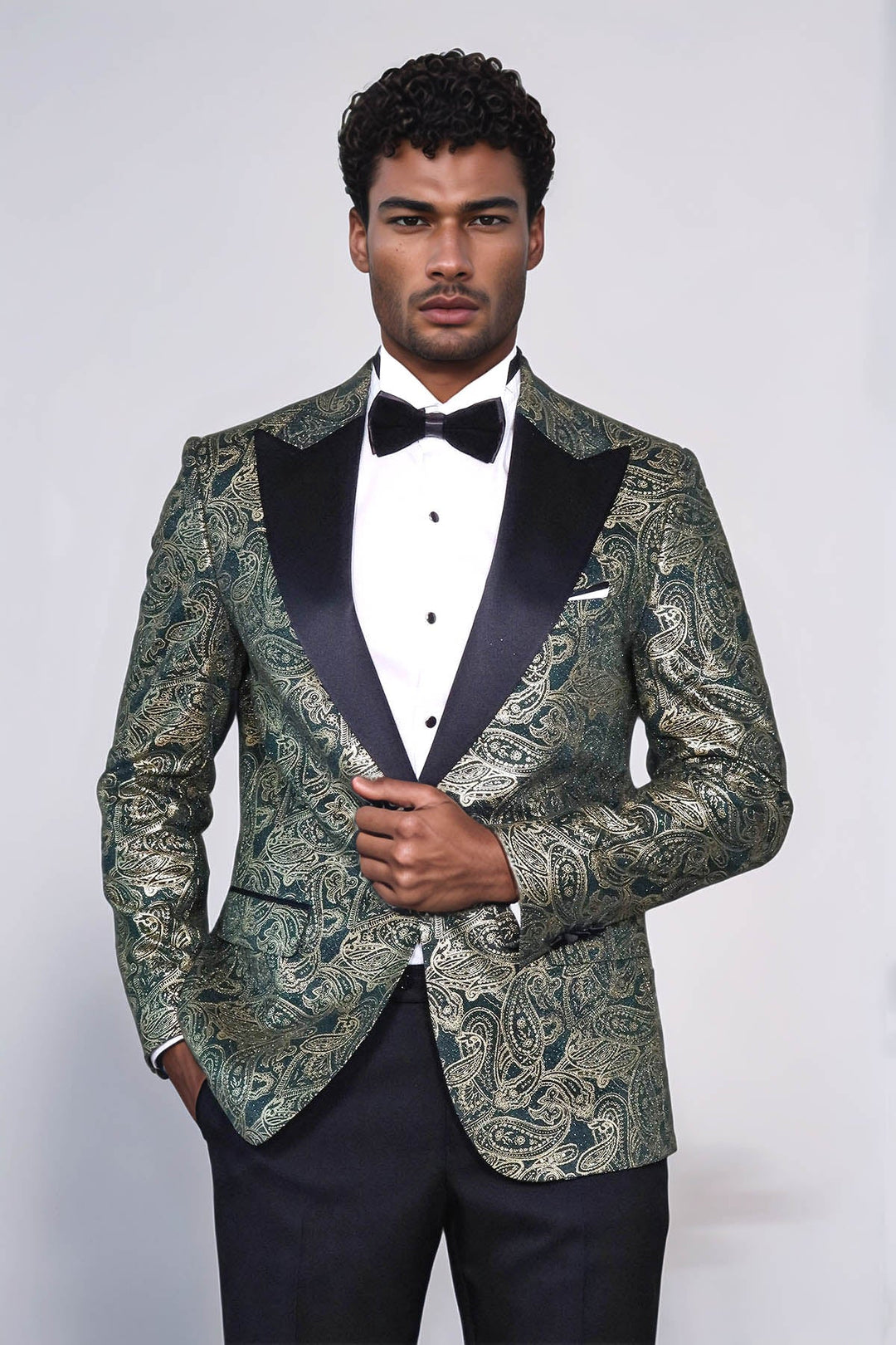 Blazer de fiesta para hombre con solapa de pico y estampado de cachemira en color verde - Wessi