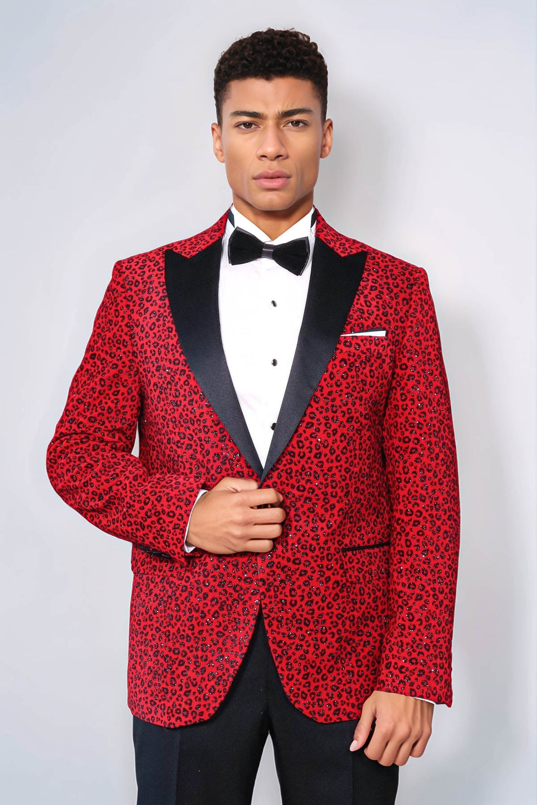 Blazer de fiesta para hombre en color burdeos con solapa de pico y corte entallado con estampado de leopardo