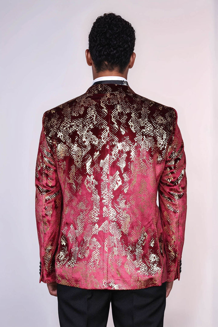 Blazer de fiesta para hombre en color burdeos con estampado dorado y corte entallado con solapa en pico