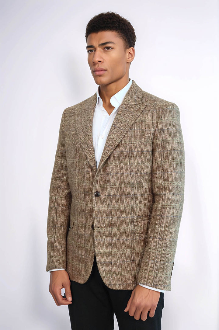 Blazer de lana en color tostado con corte entallado y diseño de espiga para hombre - Wessi