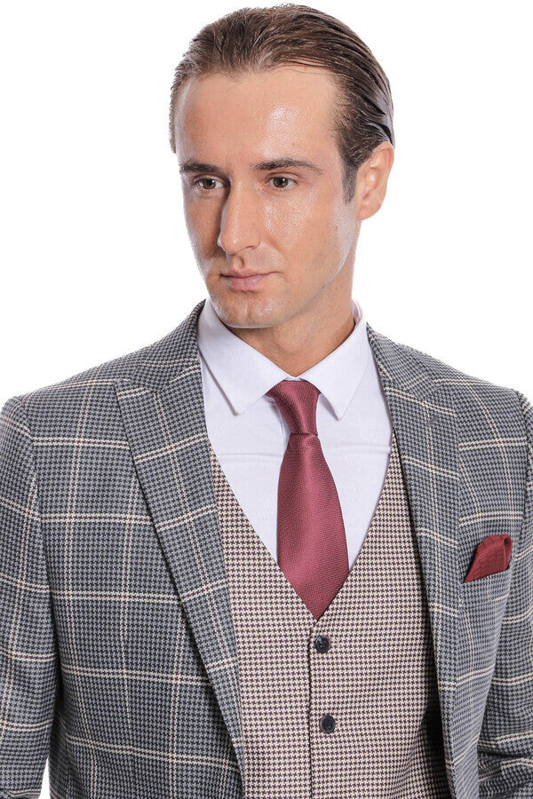 Traje de hombre gris ajustado con estampado de cuadros beige y chaleco - Wessi