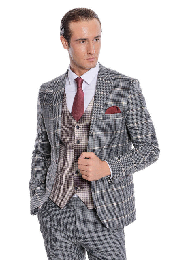 Traje de hombre gris ajustado con estampado de cuadros beige y chaleco - Wessi