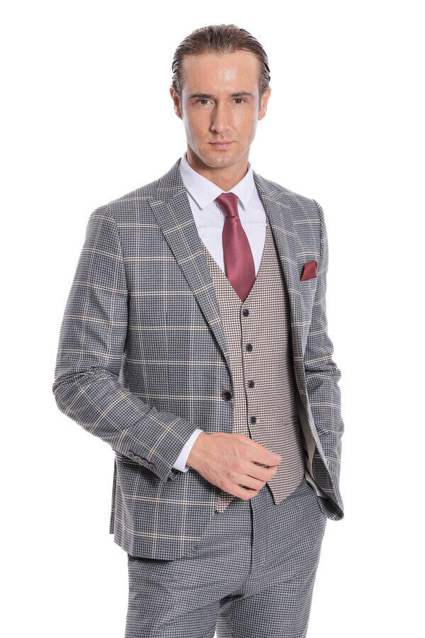 Traje de hombre gris ajustado con estampado de cuadros beige y chaleco - Wessi