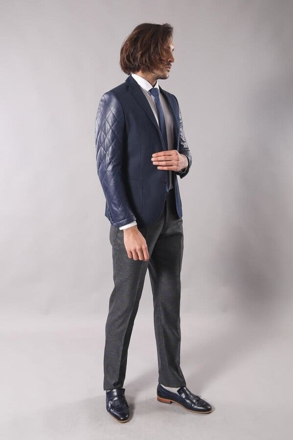 Blazer azul marino acolchado con mangas de cuero - Wessi