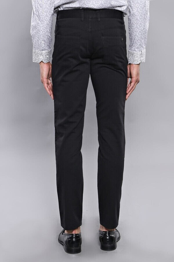 Pantalones negros lisos de corte entallado con cinco bolsillos para hombre - Wessi