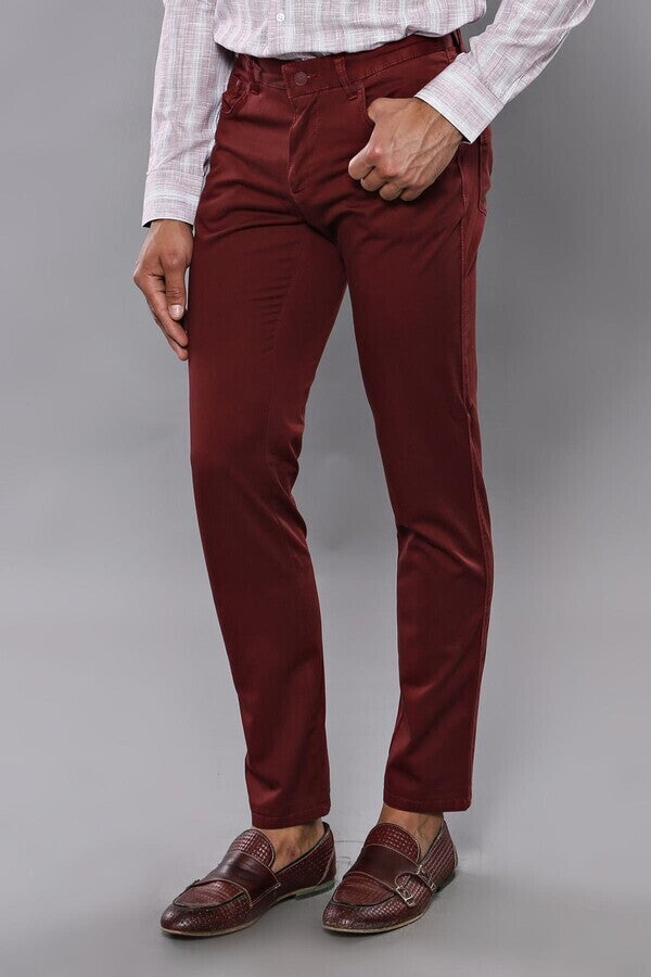 Pantalones de hombre color burdeos con cinco bolsillos y corte entallado - Wessi