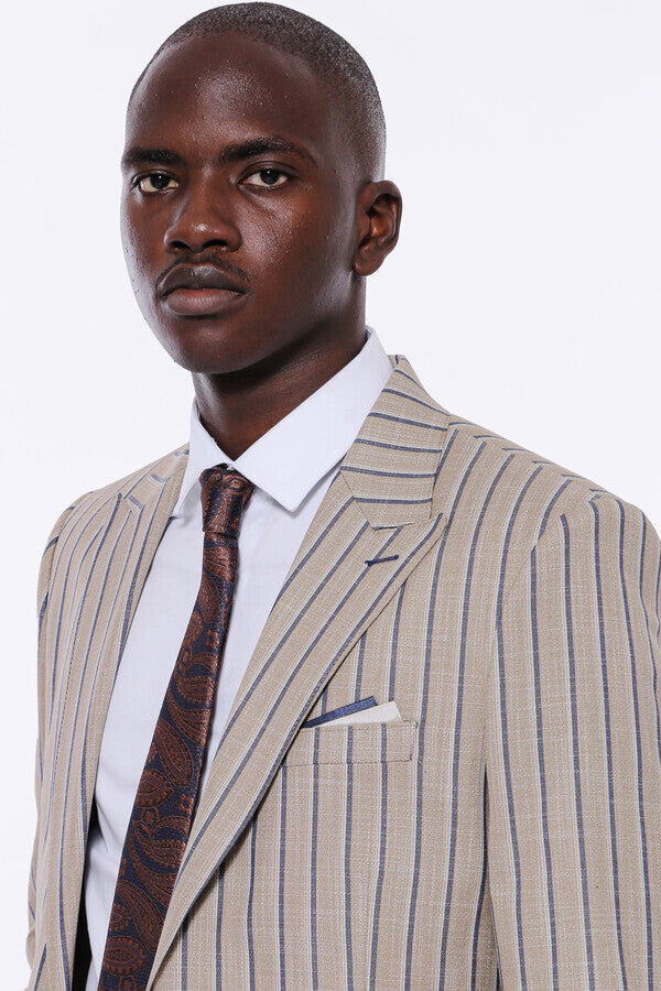 Blazer de rayas con pantalón liso y traje beige para hombre - Wessi