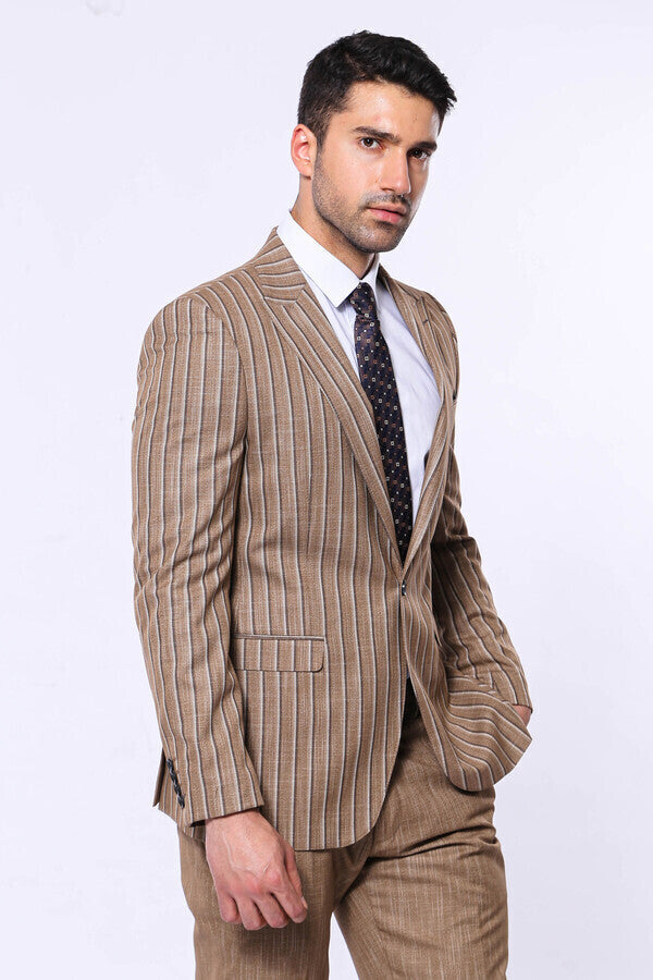 Blazer de rayas y pantalón liso, traje marrón claro para hombre - Wessi