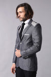 Chaqueta gris con cuello en punta y bolsillo tipo bolso con dos botones - Wessi