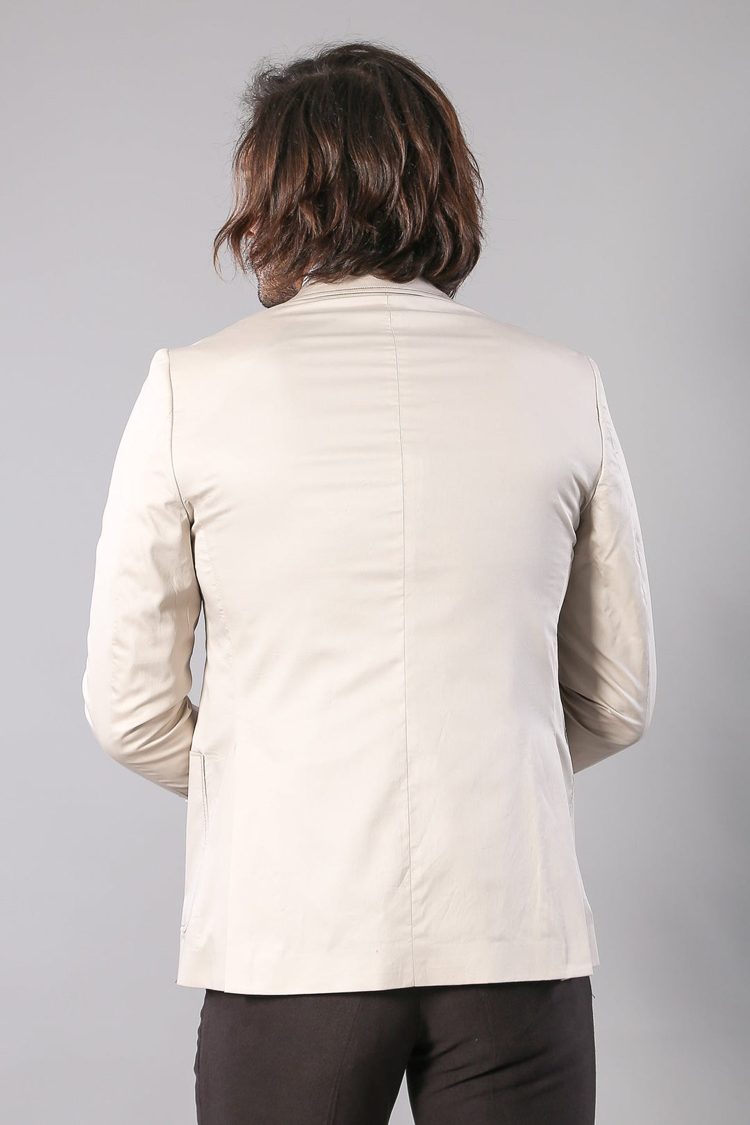 Chaqueta color crema con bolsillo tipo bolso y dos botones - Wessi