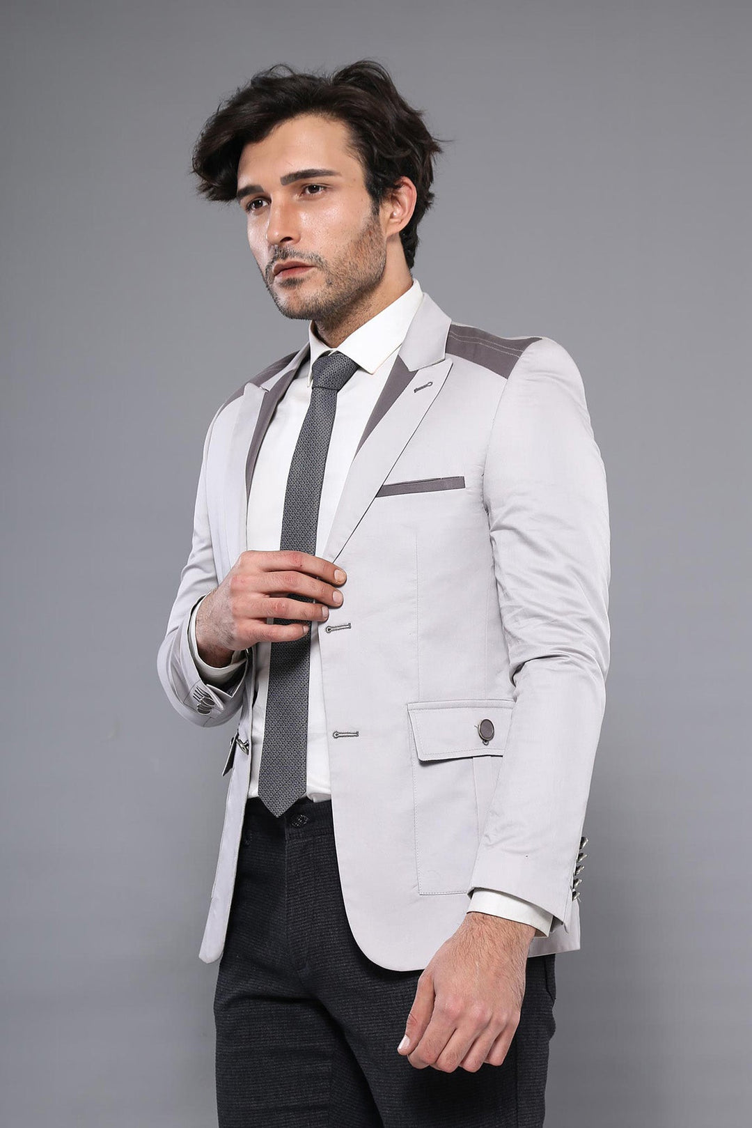 Chaqueta gris con bolsillos y hombrera con botones dobles - Wessi