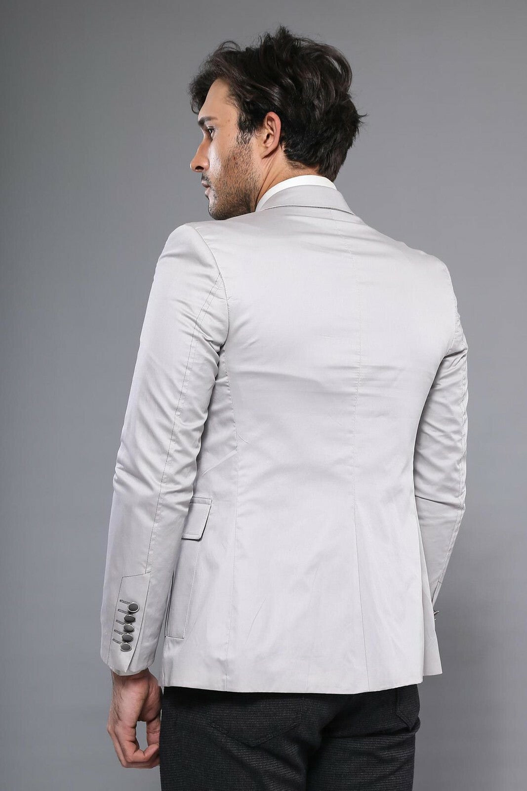 Chaqueta gris con bolsillos y hombrera con botones dobles - Wessi