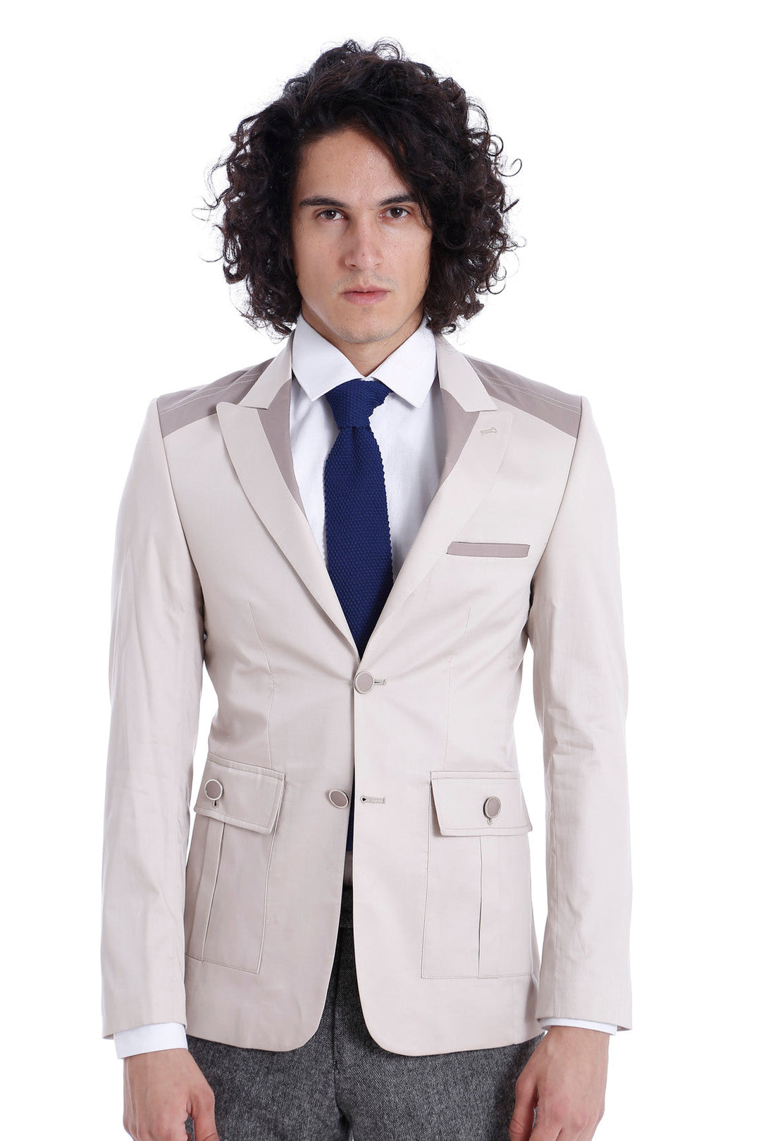 Chaqueta color crema con dos botones y bolsillo para el hombro - Wessi