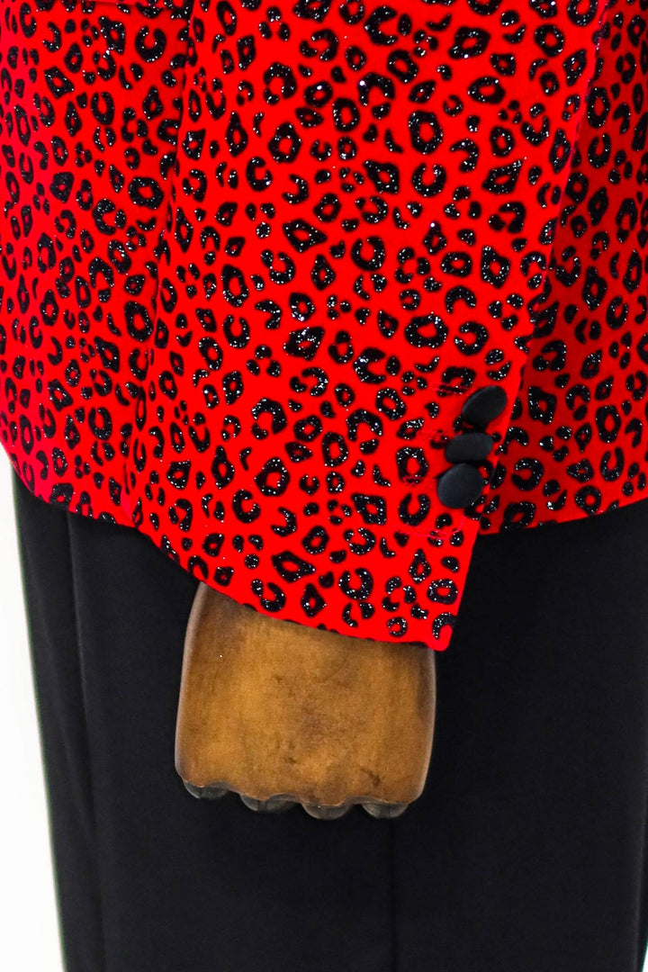 Blazer de fiesta para hombre en color burdeos con solapa de pico y corte entallado con estampado de leopardo